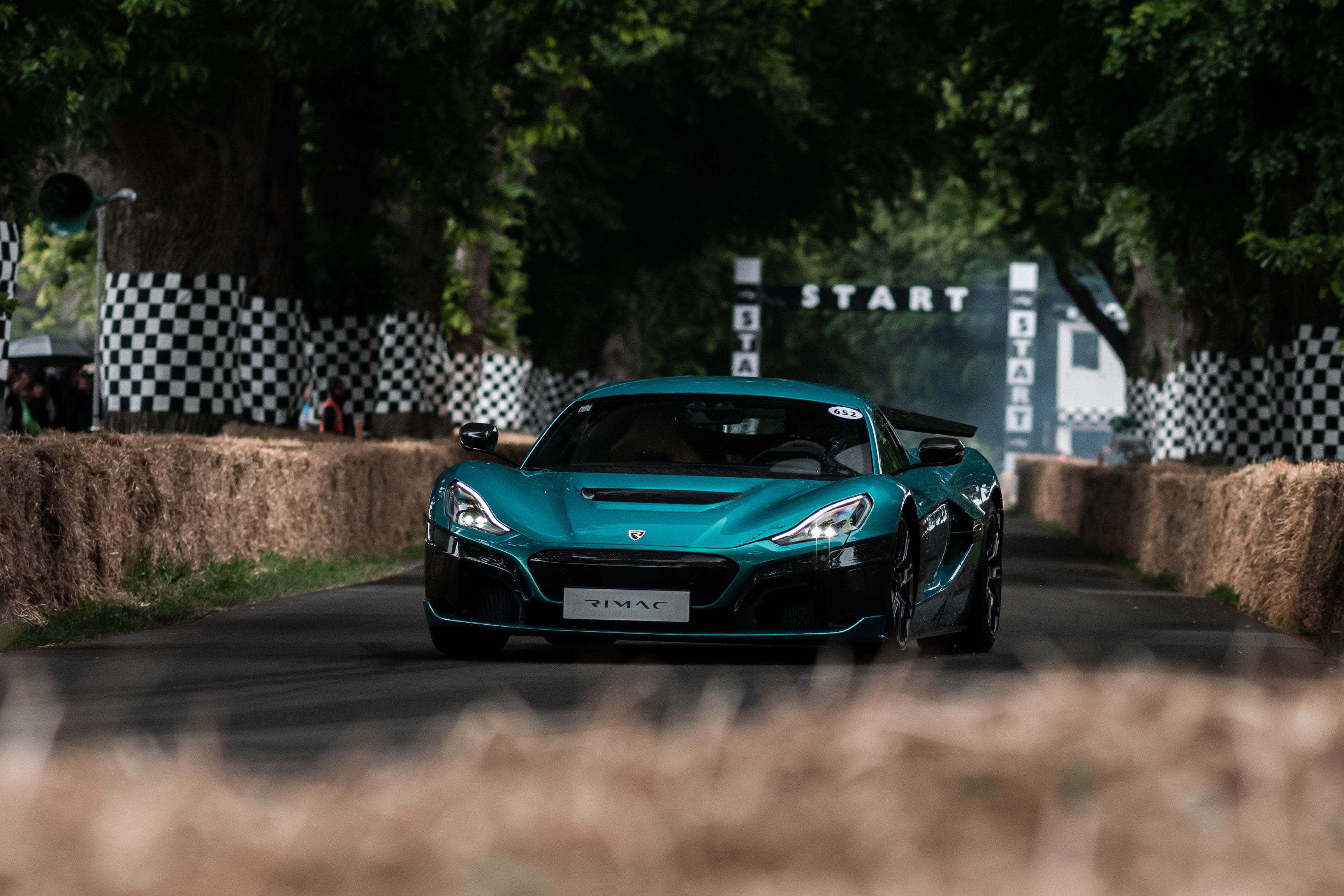 Watch an electric 'fan car' beat every car ever at Goodwood Hill