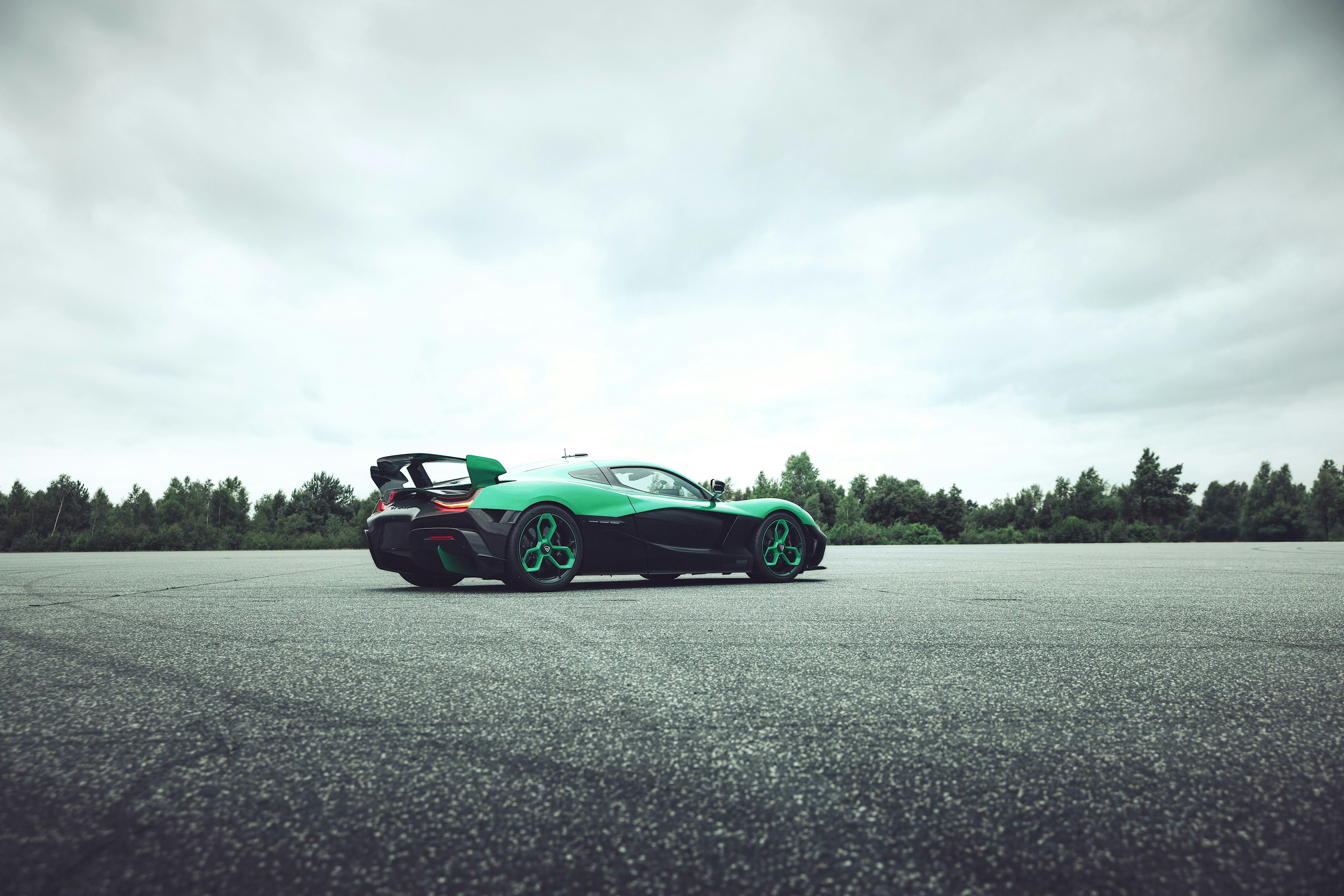 Vista lateral del Rimac Nevera R con su alerón trasero fijo y diseño aerodinámico agresivo | EUROPA COCHE