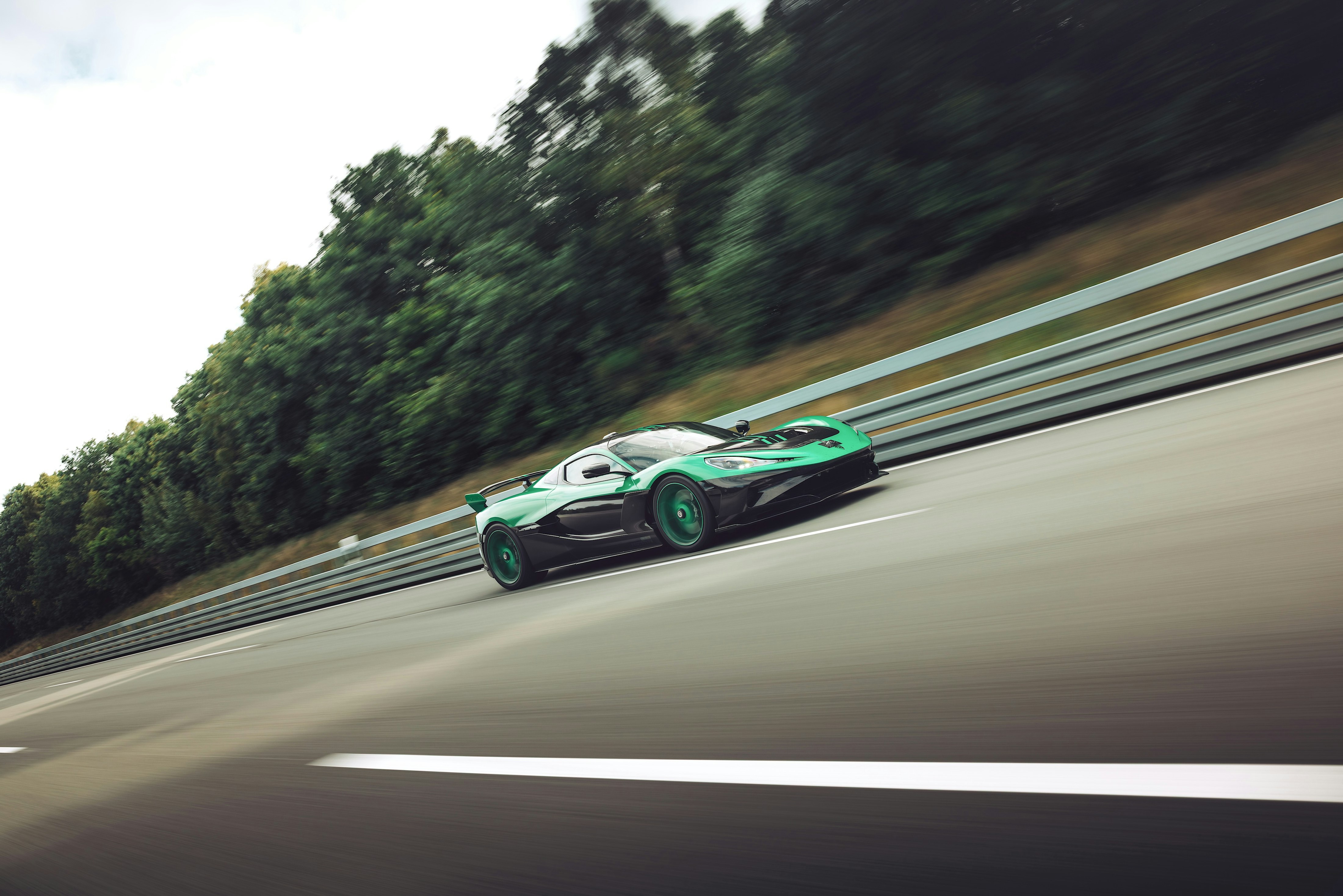 Rimac Nevera R acelerando en pista durante prueba de velocidad 0-400-0 km/h | EUROPA COCHE